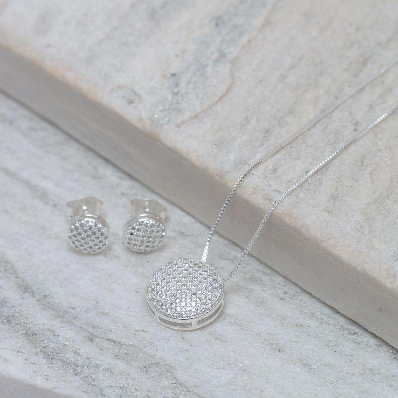 CONJUNTO REDONDO CRAVEJADO COM ZIRCÔNIAS BANHO PRATA