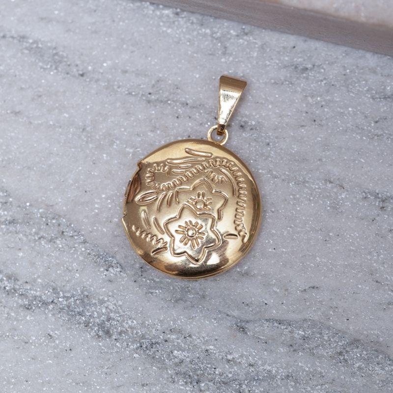 PINGENTE RELICÁRIO REDONDO TRABALHADO BANHO OURO 18K