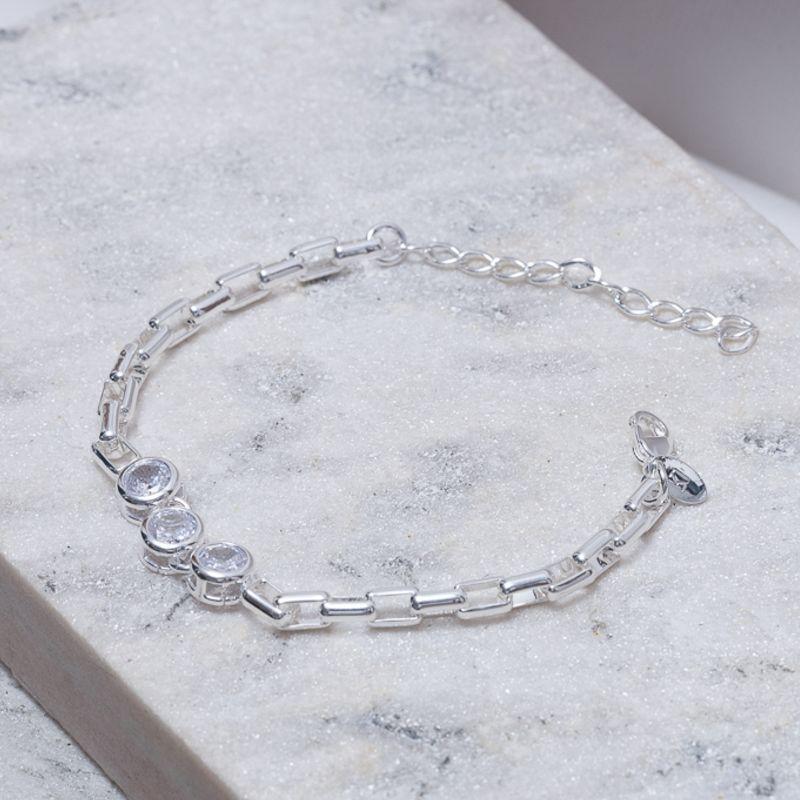 PULSEIRA ELOS CARTIER COM PEDRAS REDONDAS BANHO PRATA