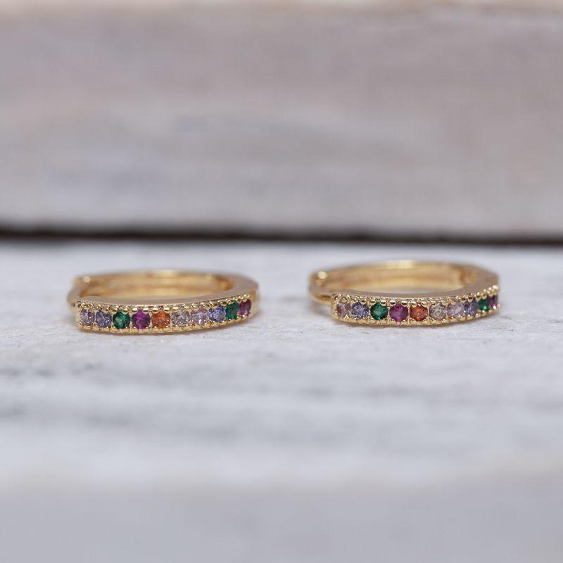 BRINCO ARGOLA FINA COM ZIRCÔNIAS COLORIDAS BANHO OURO 18K