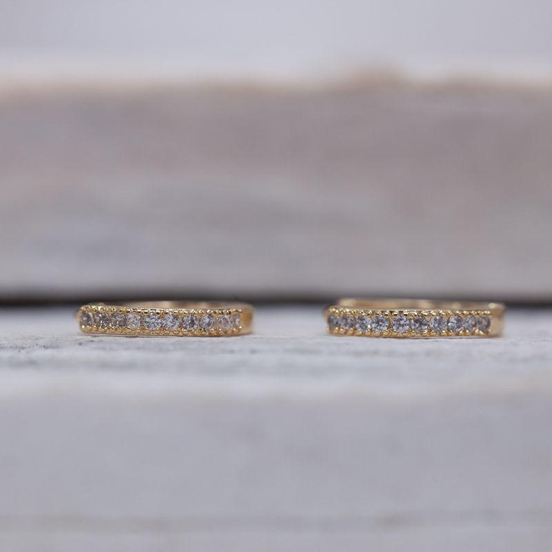 BRINCO ARGOLA FINA COM ZIRCÔNIAS CRISTAIS BANHO OURO 18K