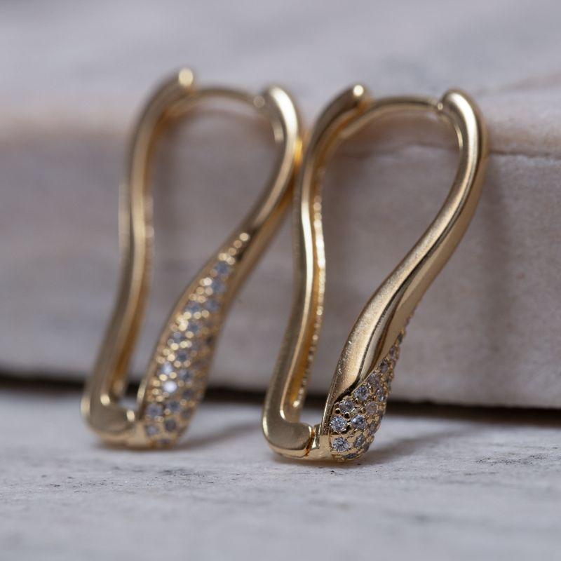 BRINCO ARGOLA ORGÂNICA CRAVEJADA BANHO OURO 18K