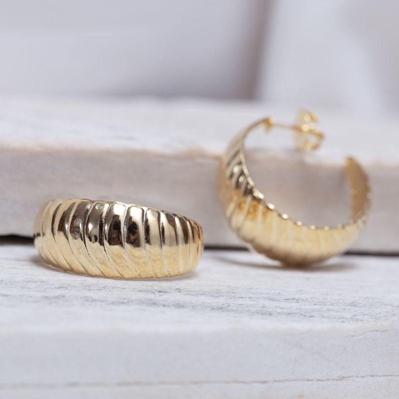 BRINCO ARGOLA TRABALHADA BANHO OURO 18K
