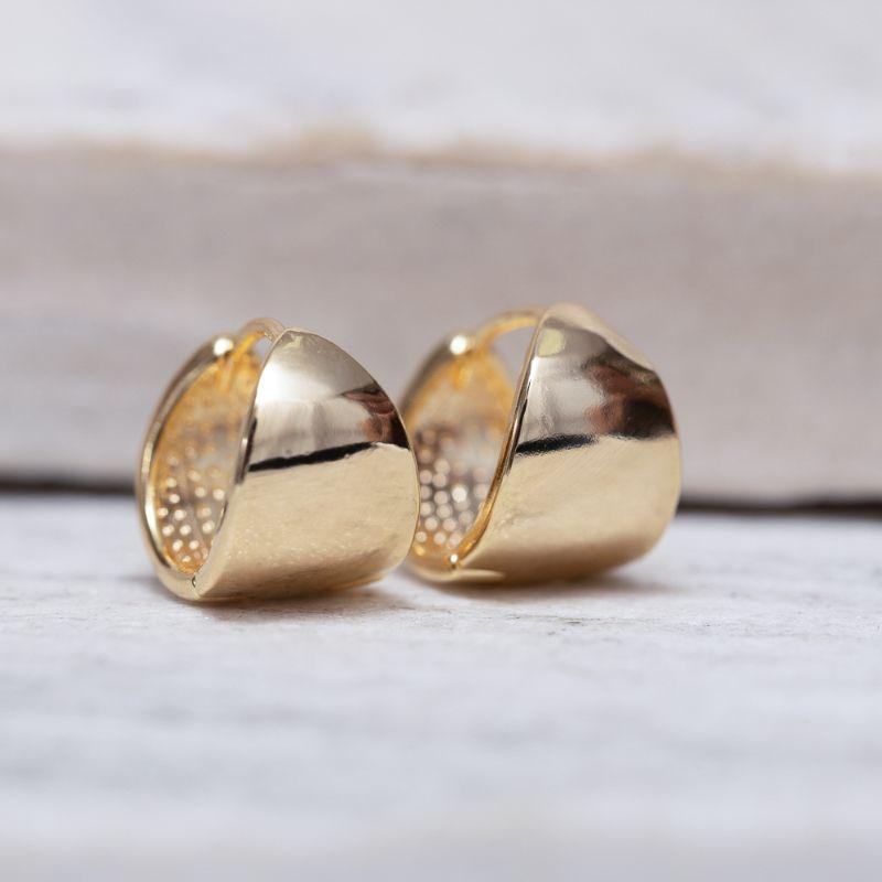 BRINCO ARGOLA TRIÂNGULO LISO BANHO OURO 18K