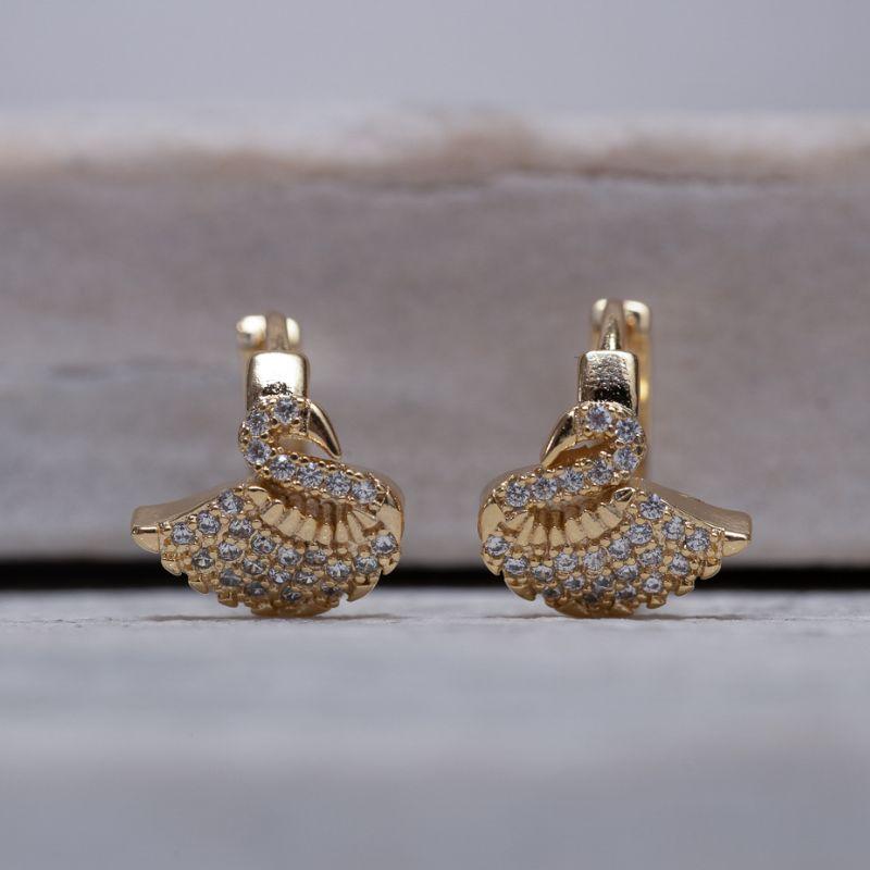 BRINCO ARGOLINHA CISNE CRAVEJADO BANHO OURO 18K