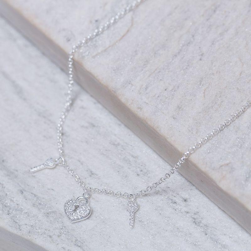 CHOKER CORAÇÃO CADEADO E CHAVE BANHO PRATA