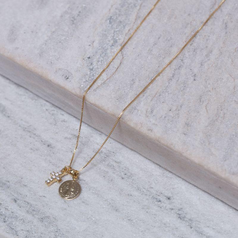 COLAR MEDALHINHA DE SÃO BENTO E CRUZ BANHO OURO 18K