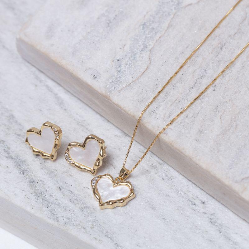 CONJUNTO CORAÇÃO MADRE PÉROLA BANHO OURO 18K
