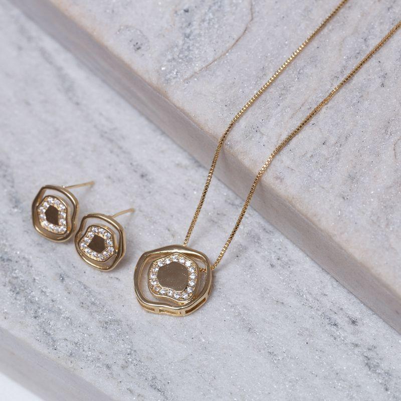 CONJUNTO ORGÂNICO COM ZIRCÔNIAS BANHO OURO 18K