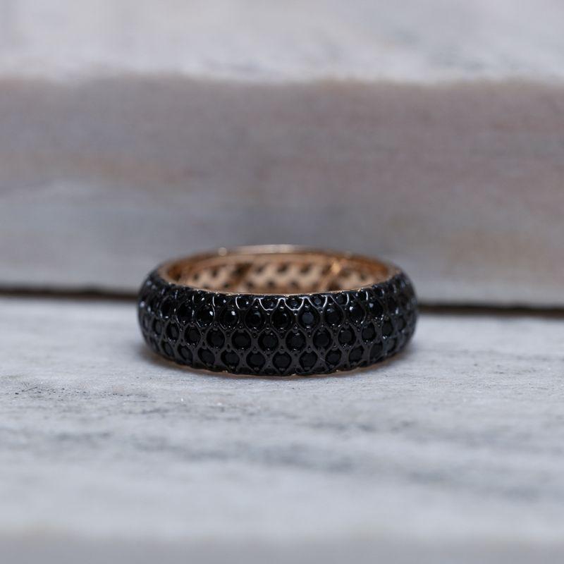 ANEL CRAVEJADO COM ZIRCÔNIAS NEGRAS BANHO OURO 18K