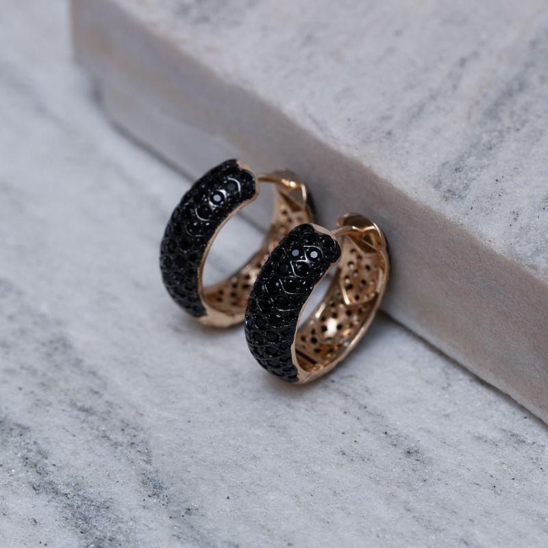 BRINCO ARGOLA COM ZIRCÔNIAS NEGRAS BANHO OURO 18K