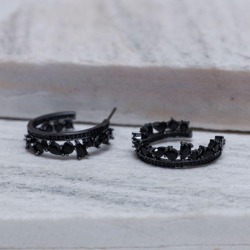 BRINCO ARGOLA COROA COM PEDRAS NEGRAS BANHO RÓDIO NEGRO