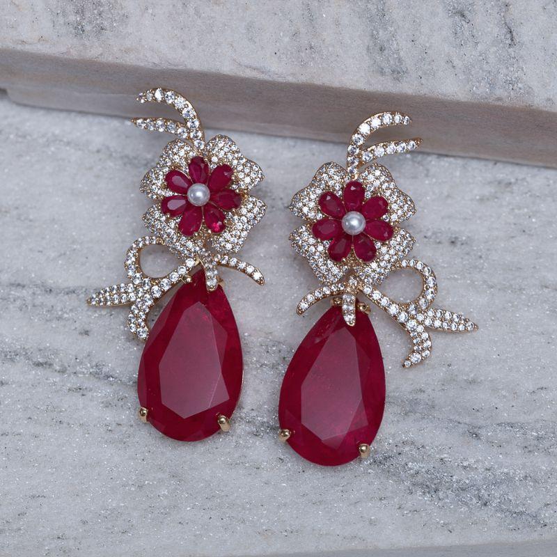 BRINCO FESTA FLOR COM PEDRA MARSALA BANHO OURO 18K