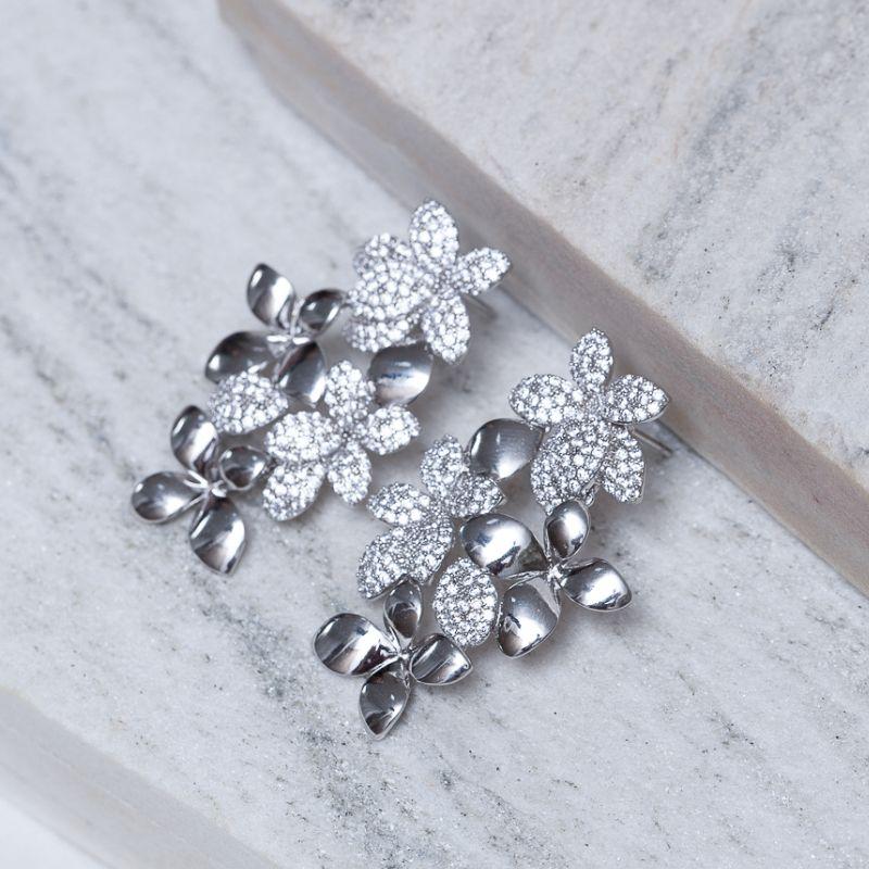 BRINCO FLOR CRAVEJADA COM ZIRCÔNIAS CRISTAIS BANHO RÓDIO BRANCO