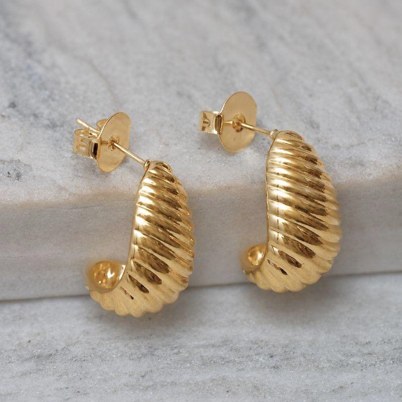 BRINCO MEIA ARGOLA TRABALHADA BANHO OURO 18K