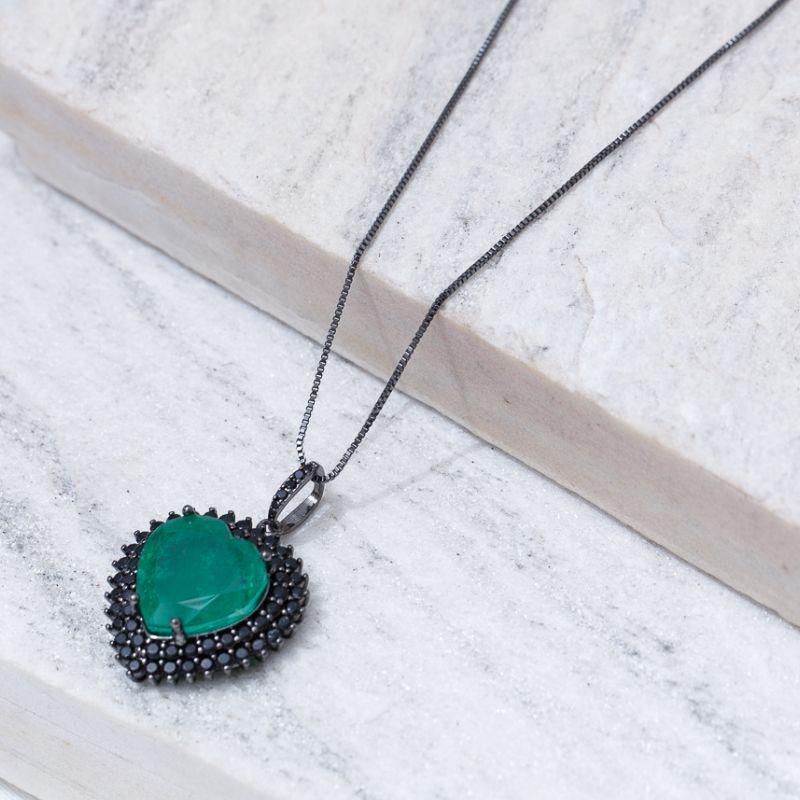COLAR CORAÇÃO COM PEDRA VERDE BANDEIRA BANHO RÓDIO NEGRO