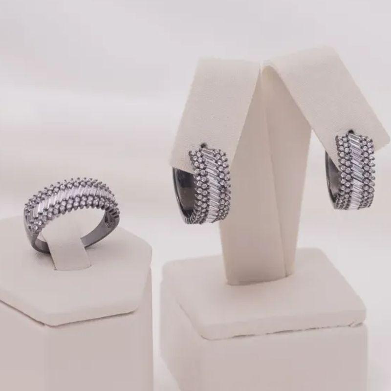 CONJUNTO ANEL E BRINCO CRAVEJADO COM ZIRCÔNIAS NAVETE CRISTAIS BANHO RÓDIO NEGRO