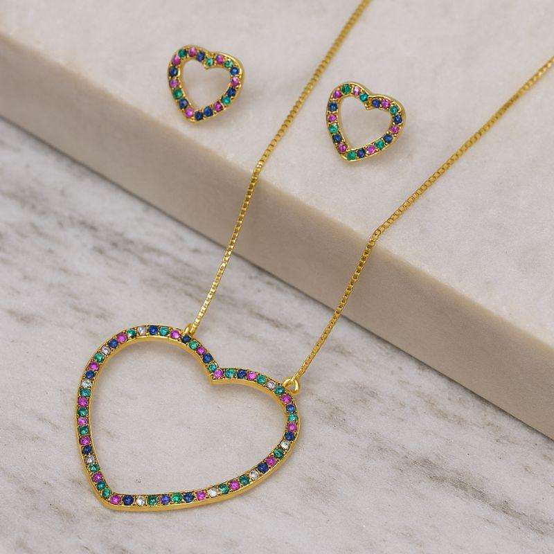CONJUNTO CORAÇÃO CRAVEJADO COM ZIRCÔNIAS COLORIDAS E CANETA RÓDIO NEGRO BANHO OURO 18K