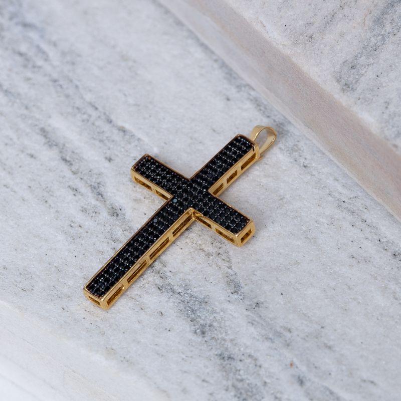 PINGENTE CRUZ COM ZIRCÔNIAS NEGRAS BANHO OURO 18K