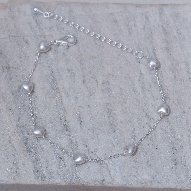 PULSEIRA COM CORAÇÕES EM PÉROLA BANHO PRATA