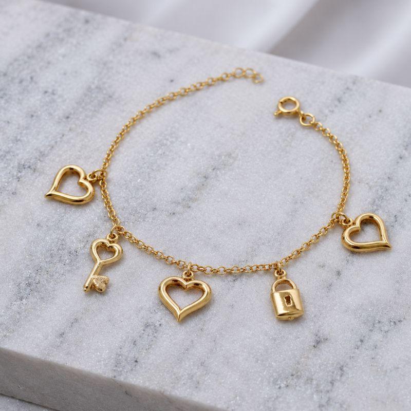 PULSEIRA COM PINGENTES DE CORAÇÃO, CHAVE E CADEADO BANHO OURO 18K