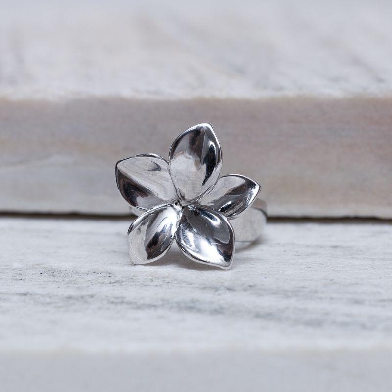 ANEL FLOR CRAVEJADA COM ZIRCÔNIAS CRISTAIS BANHO RÓDIO BRANCO