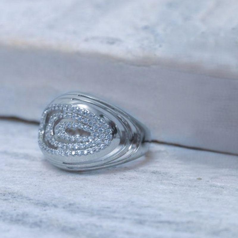 ANEL OVAL CRAVEJADO COM ZIRCÔNIAS CRISTAIS BANHO RÓDIO BRANCO