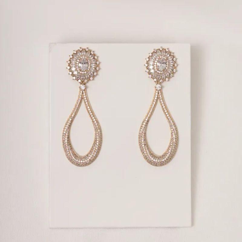 BRINCO FESTA FLOR CRAVEJADO BANHO OURO 18K