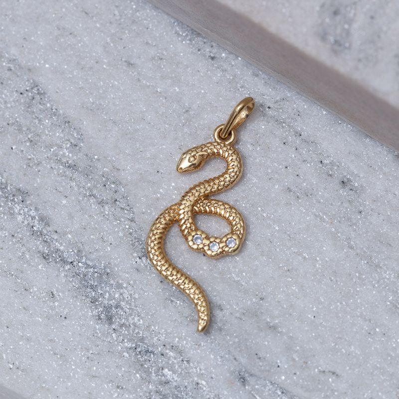 PINGENTE COBRA TRABALHADA E COM ZIRCÔNIAS BANHO OURO 18K