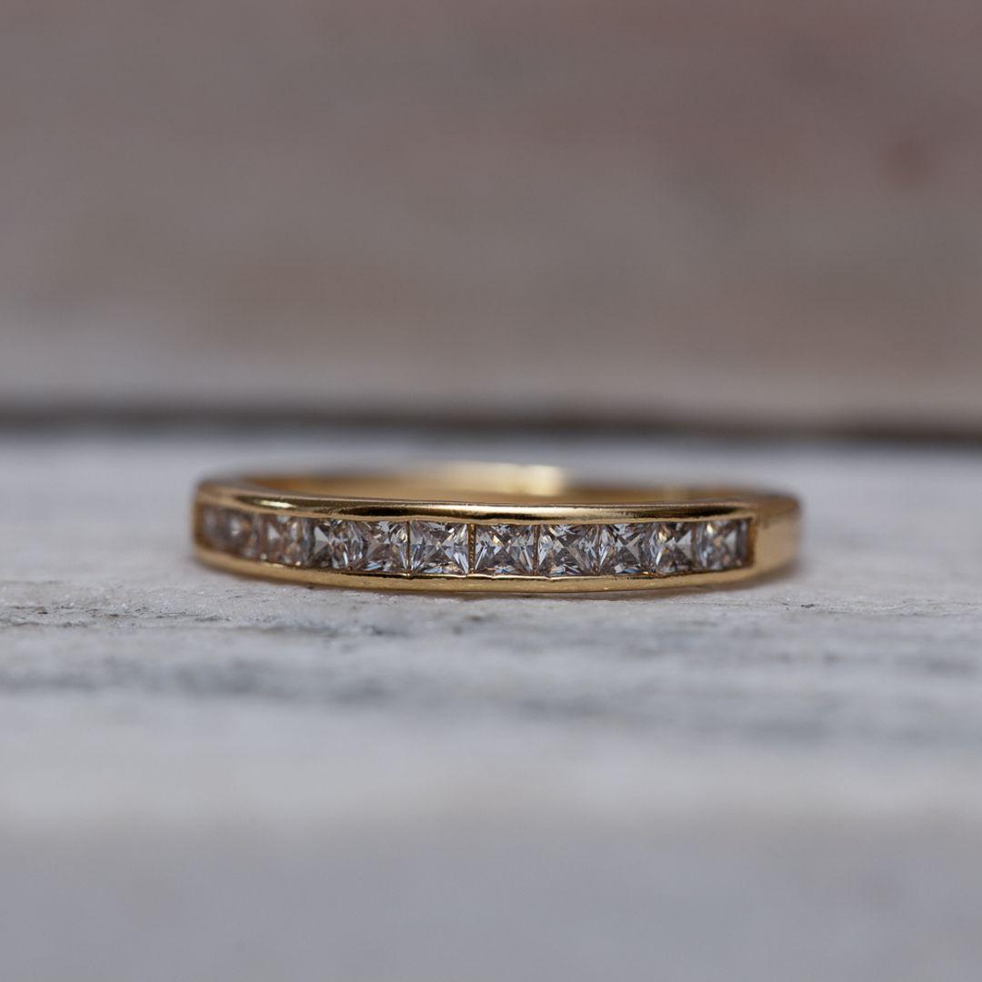 ANEL DELICADO COM PEDRAS CRISTAIS CT BANHO OURO 18K