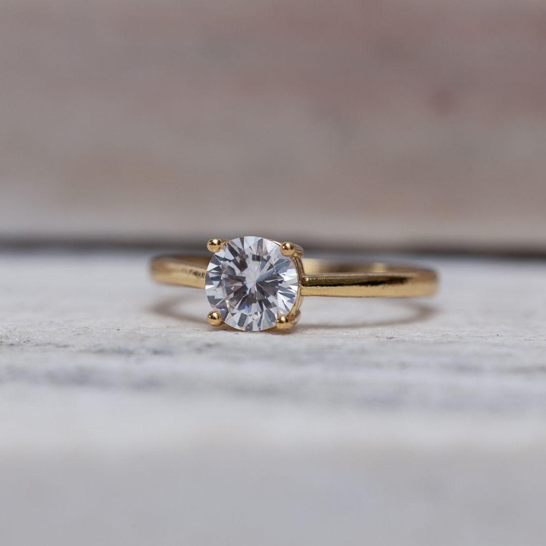 ANEL SOLITÁRIO 4 GARRAS CRISTAL CT BANHO OURO 18K