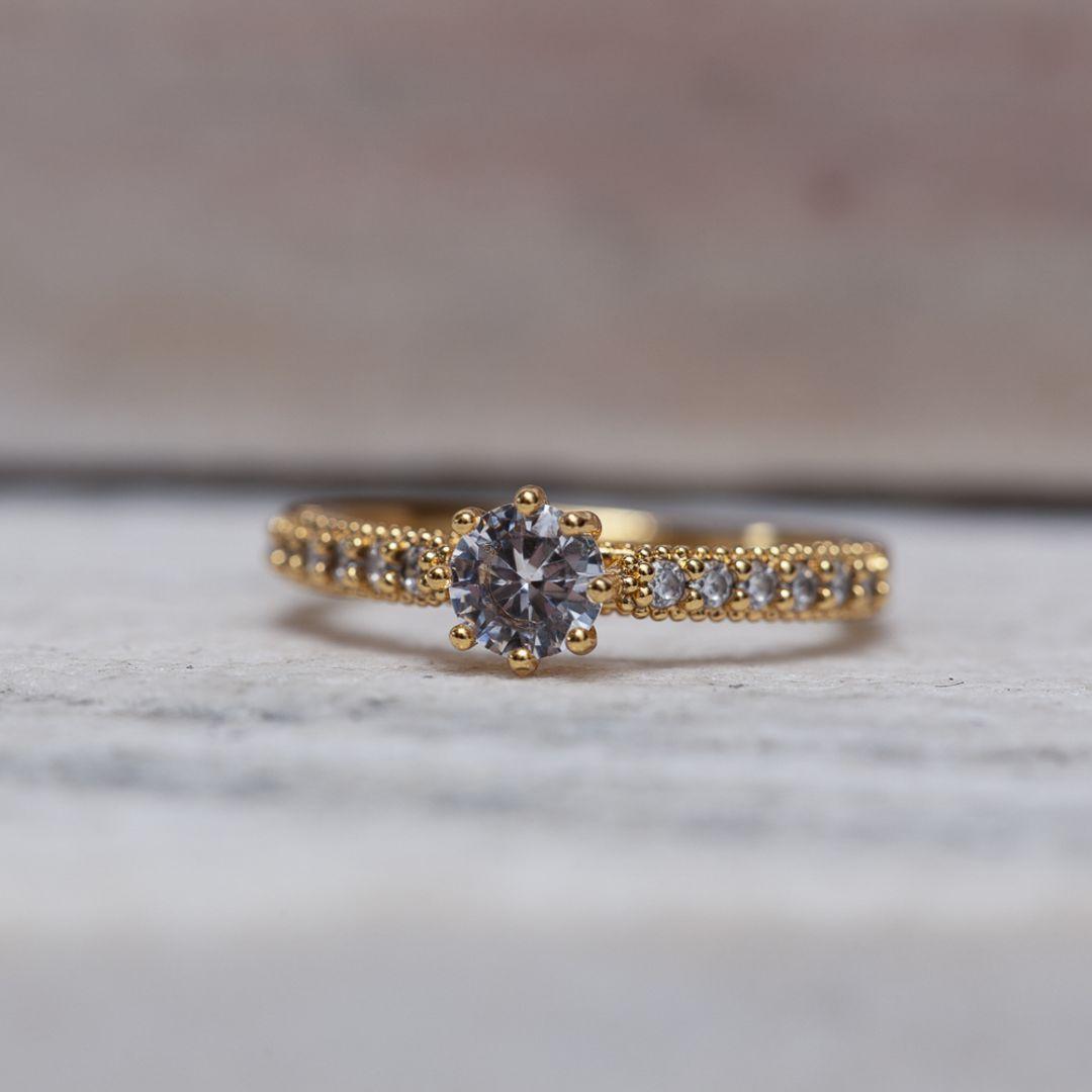 ANEL SOLITÁRIO 8 GARRAS CRAVEJADO CT BANHO OURO 18K
