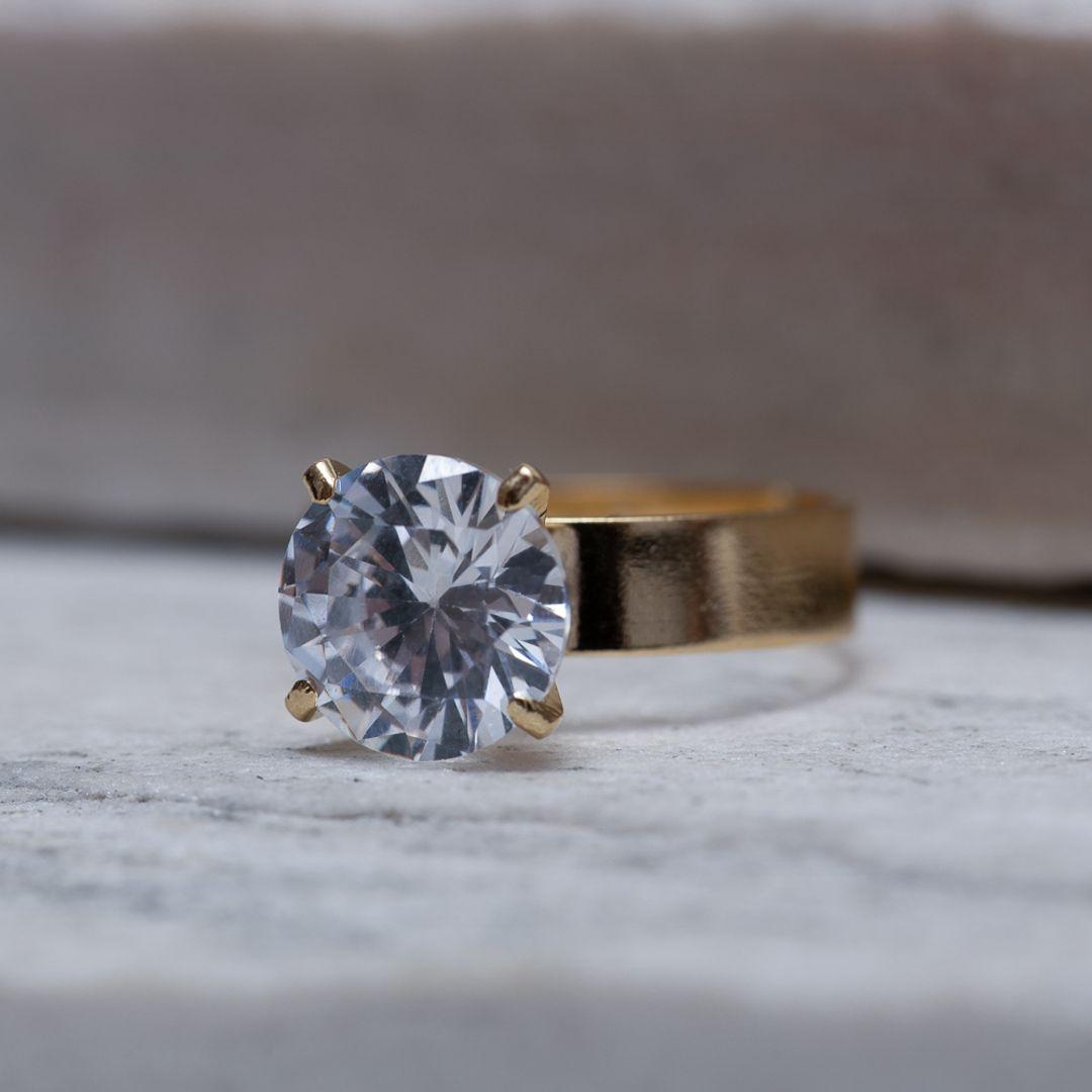 ANEL SOLITÁRIO COM PEDRA GRANDE CRISTAL CT BANHO OURO 18K