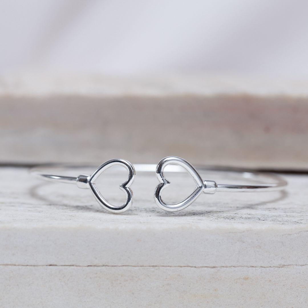 BRACELETE 2 CORAÇÕES BANHO PRATA