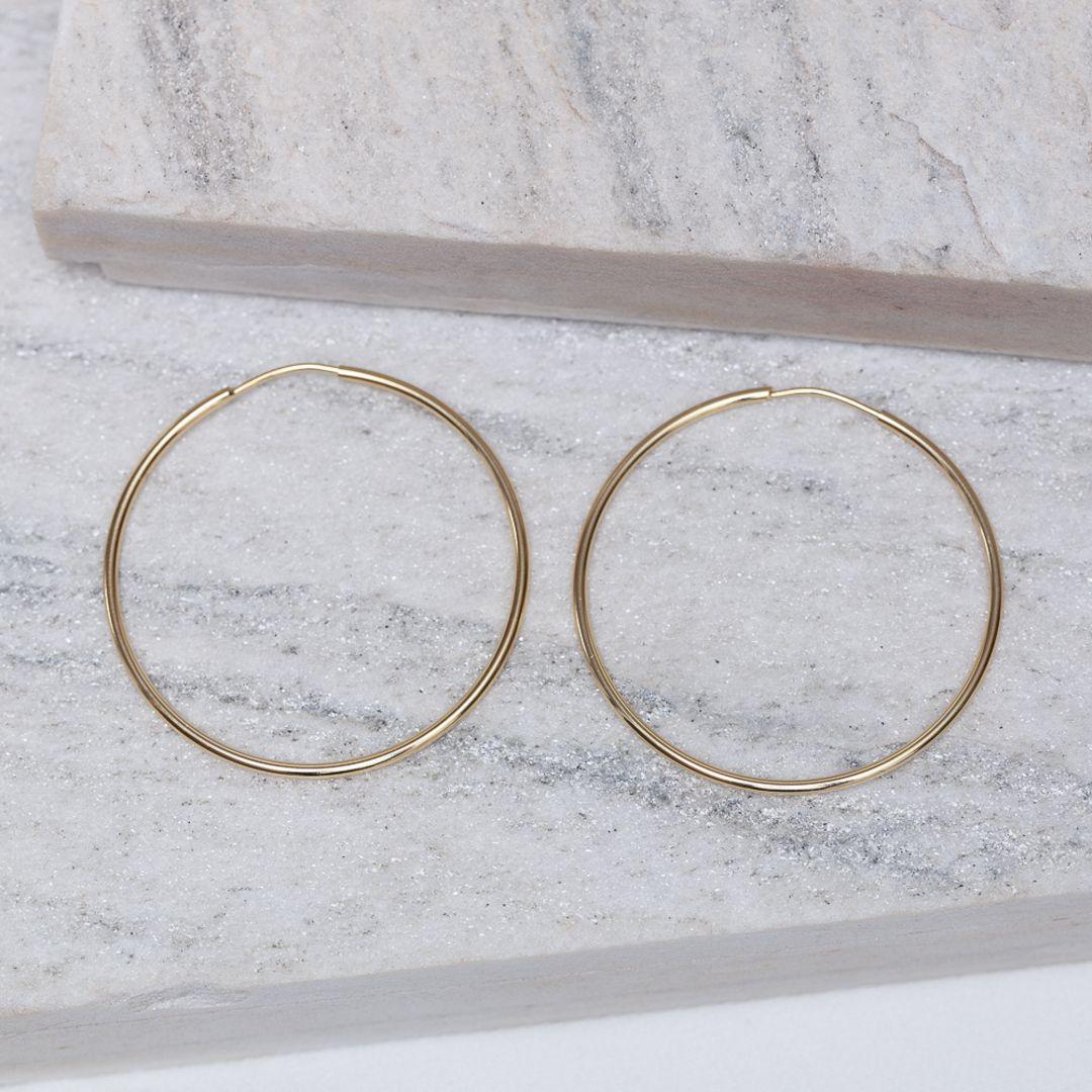 BRINCO ARGOLA FECHADA M BANHO OURO 18K