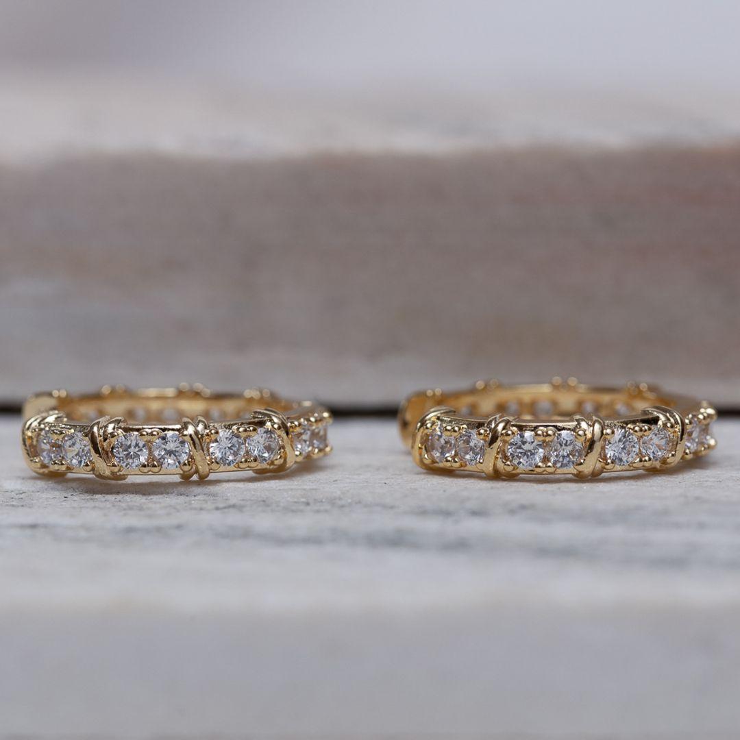 BRINCO ARGOLA X CRISTAL BANHO OURO 18K