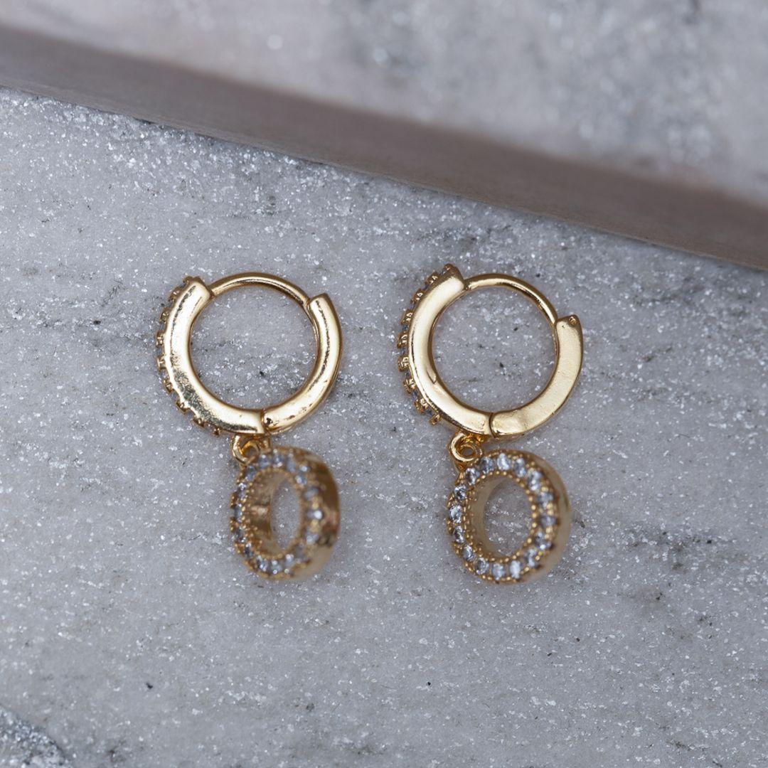 BRINCO ARGOLINHA PINGENTE CÍRCULO CRAVEJADO BANHO OURO 18K