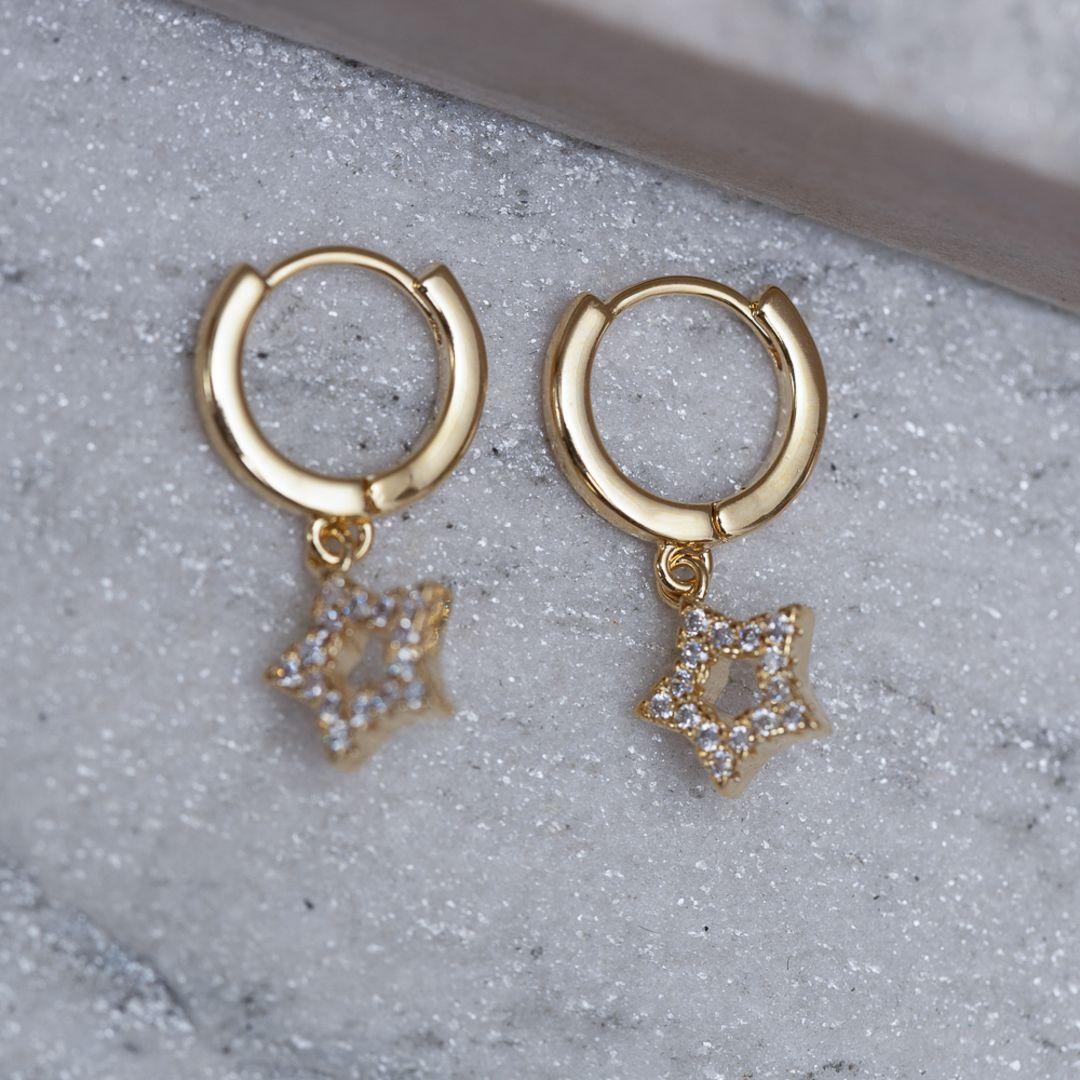 BRINCO ARGOLINHA PINGENTE ESTRELINHA CRAVEJADA BANHO OURO 18K