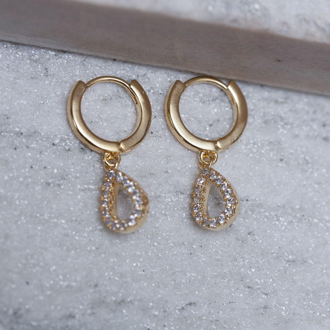 BRINCO ARGOLINHA PINGENTE GOTINHA CRAVEJADA BANHO OURO 18K
