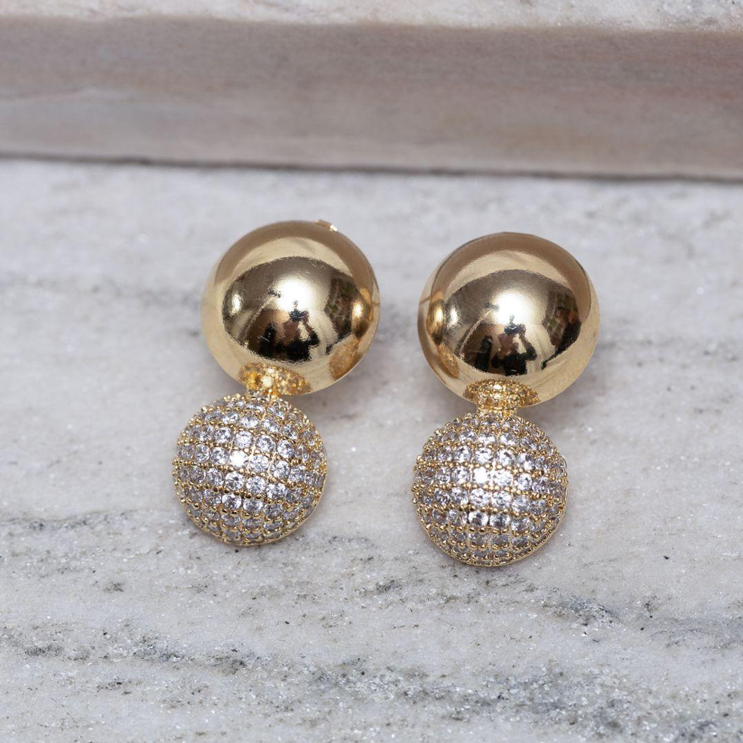 BRINCO BOLA LISA E CRAVEJADA BANHO OURO 18K