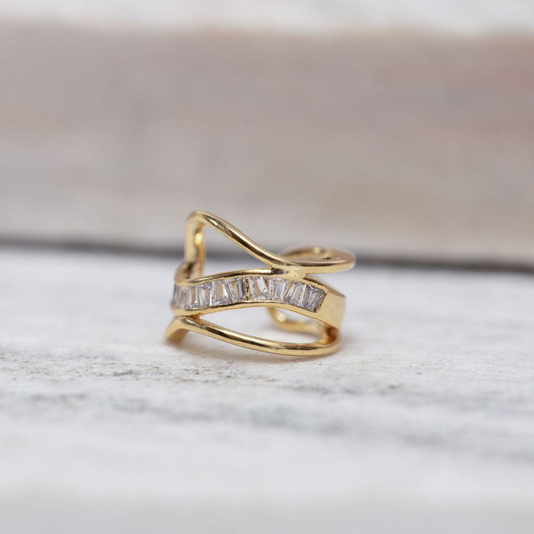 BRINCO FAKE ONDULADO COM ZIRCÔNIAS BANHO OURO 18K