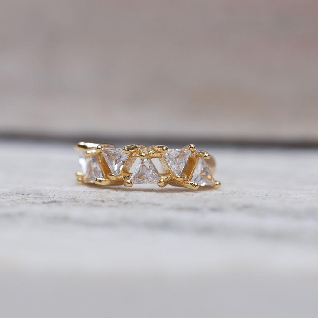 BRINCO FAKE TRIÂNGULOS CRISTAIS BANHO OURO 18K