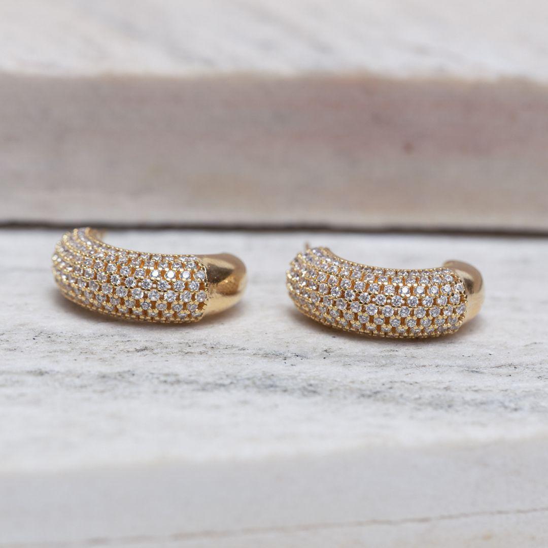 BRINCO MEIA ARGOLA CRAVEJADO BANHO OURO 18K
