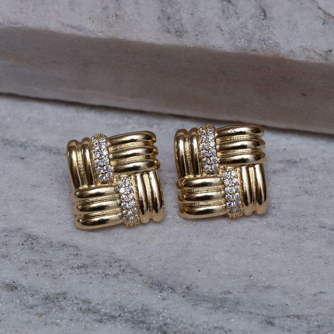 BRINCO QUADRADO COM ZIRCÔNIAS BANHO OURO 18K