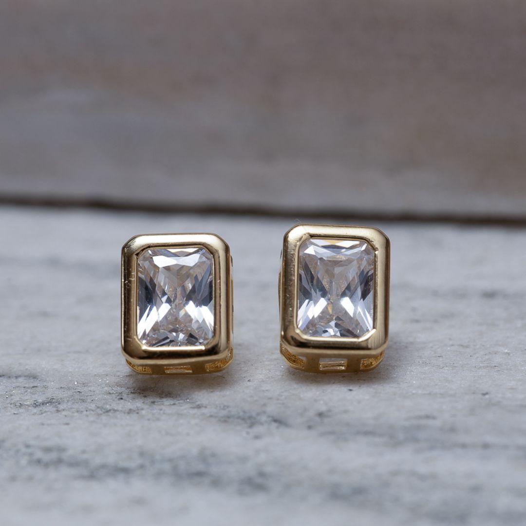 BRINCO RETÂNGULO COM PEDRA CRISTAL BANHO OURO 18K