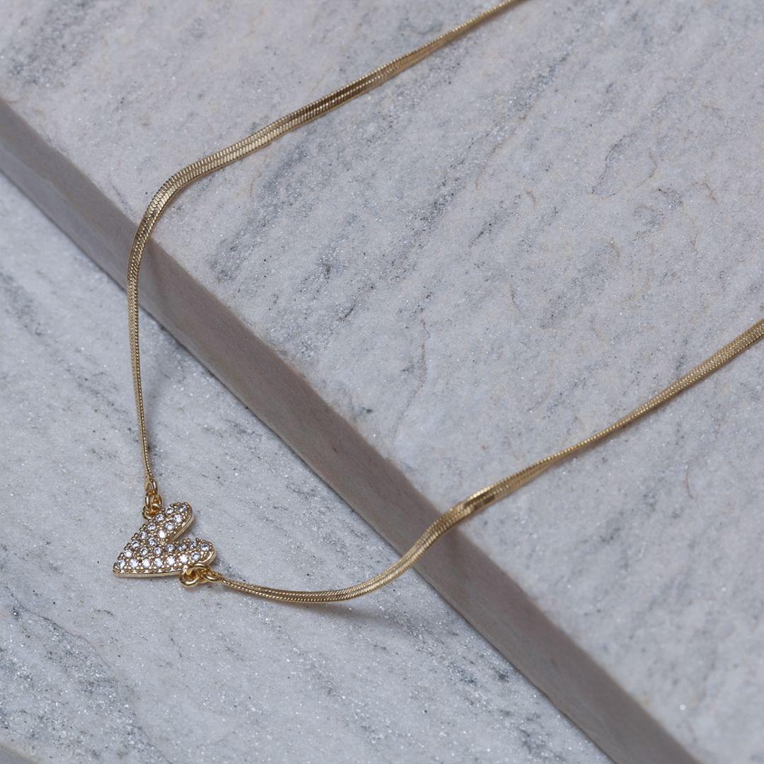 CHOKER FITA ESPELHADA COM CORAÇÃO CRAVEJADO BANHO OURO 18K