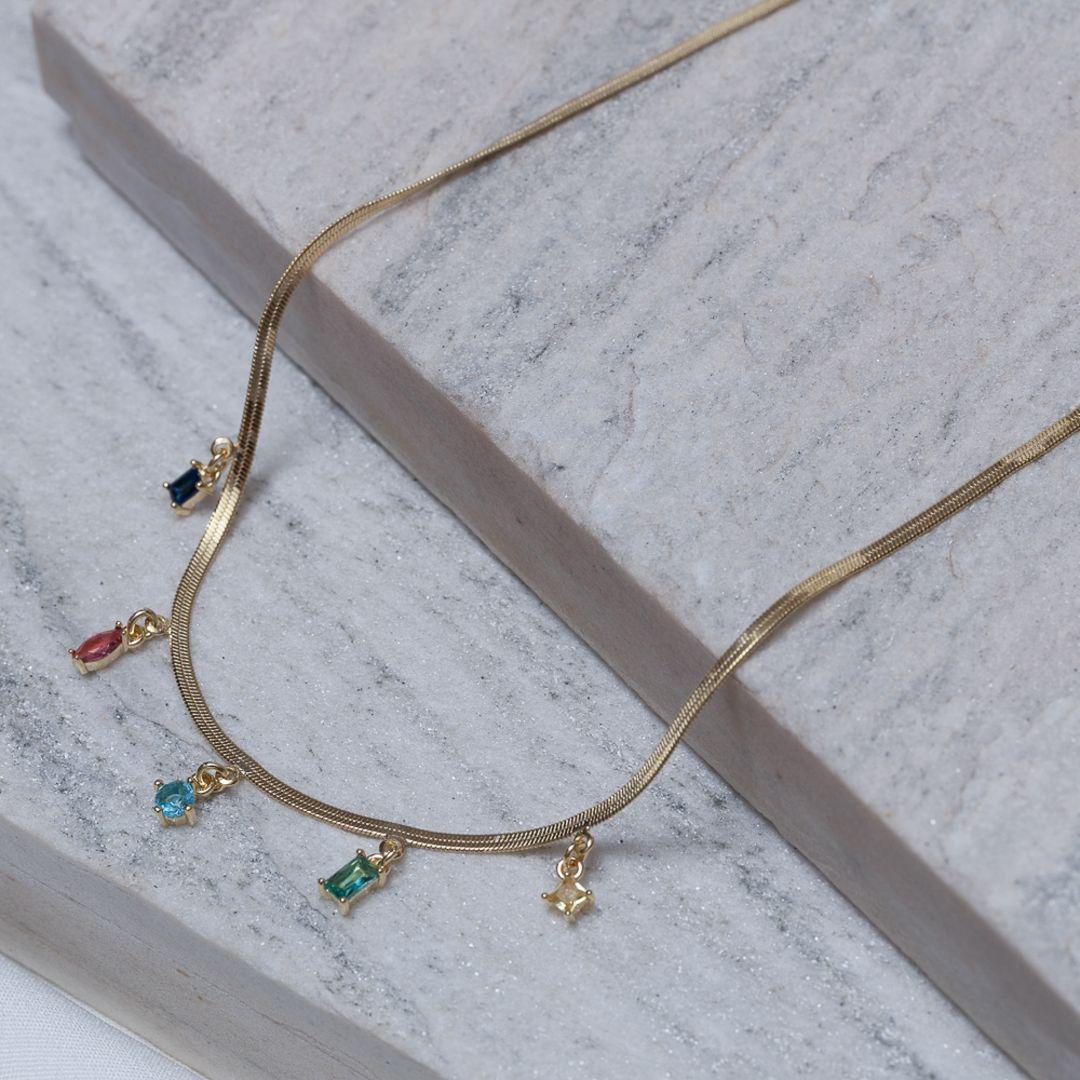 CHOKER FITA ESPELHADA COM PEDRAS COLORIDAS BANHO OURO 18K