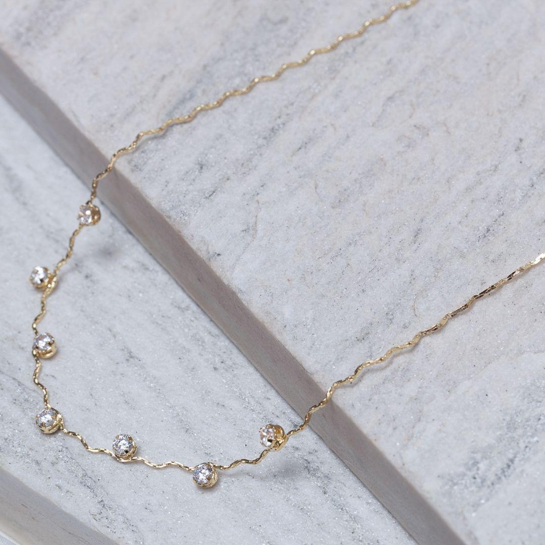 CHOKER ONDULADA COM CRISTAIS BANHO OURO 18K