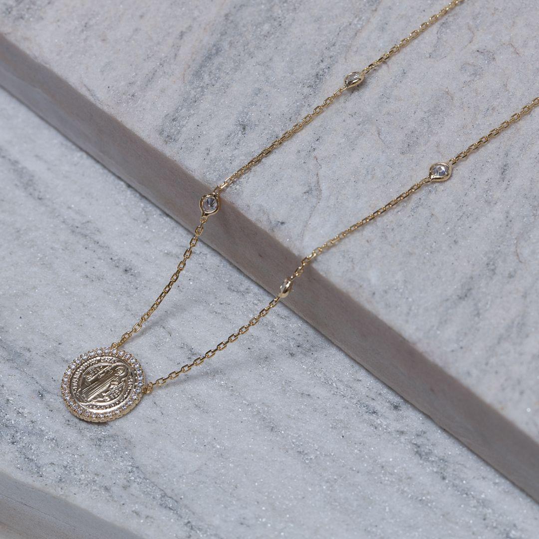 COLAR MEDALHA DE SÃO BENTO COM ZIRCÔNIAS BANHO OURO 18K