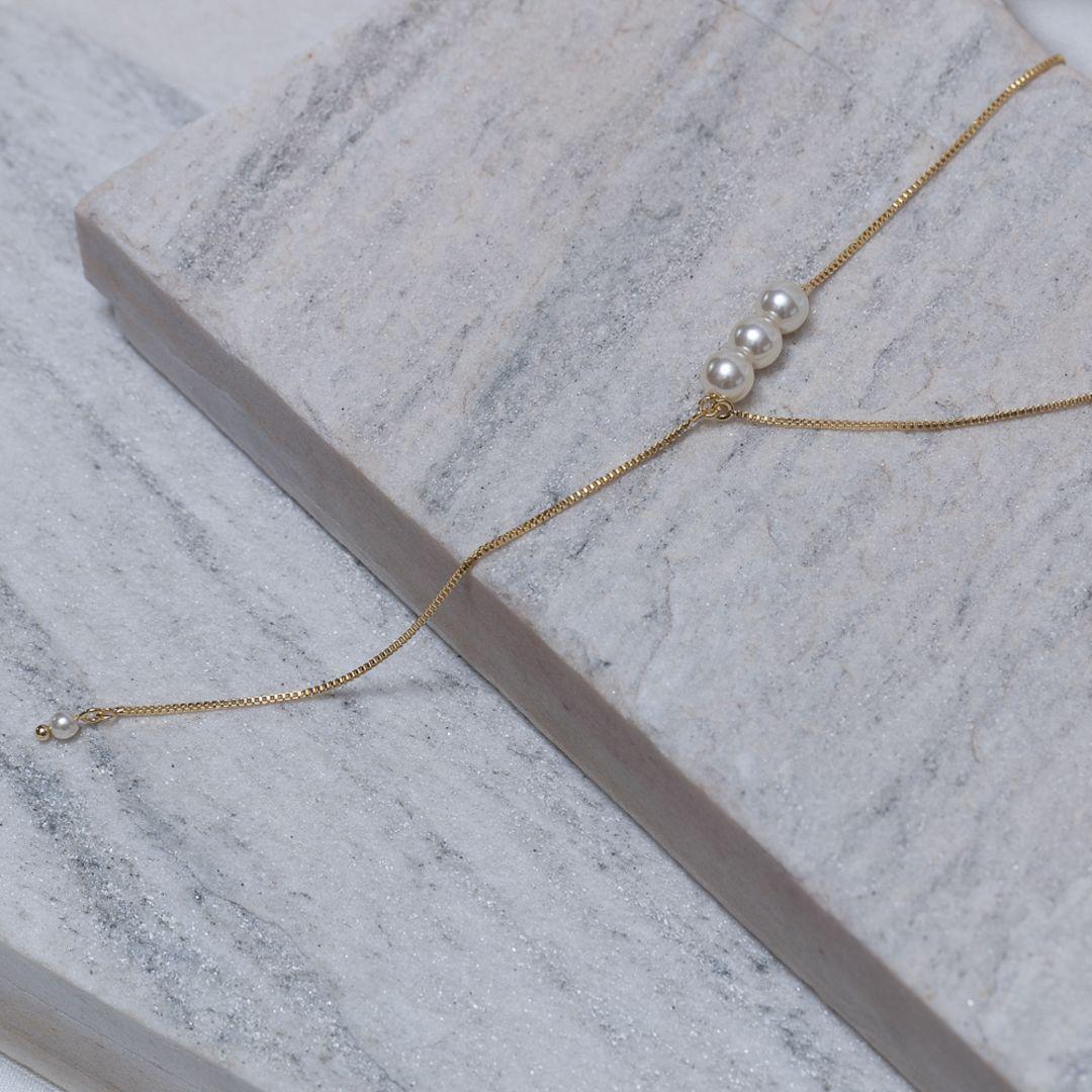 COLAR PÊNDULO COM PÉROLAS BANHO OURO 18K